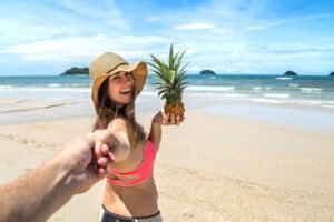viajante curtindo as férias na praia