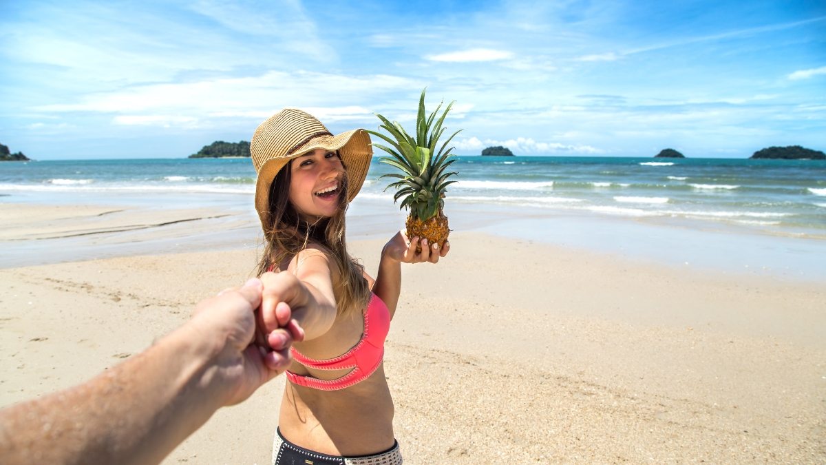 viajante na praia