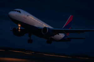 Avião decolando a noite