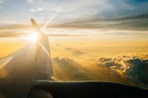 Avião e a luz do sol na asa