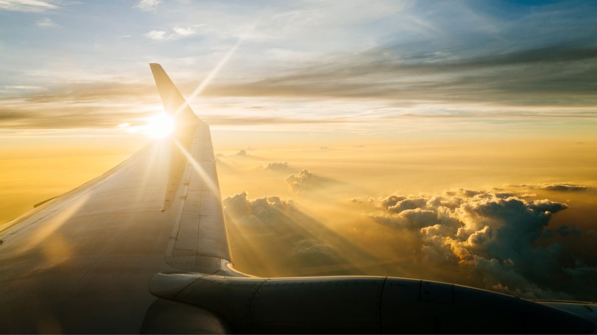 Avião e a luz do sol na asa