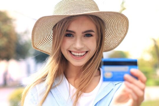 Mulher com cartão de crédito