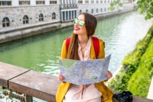 Mulher com mapa na mão