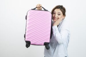 mulher segurando mala de viagem