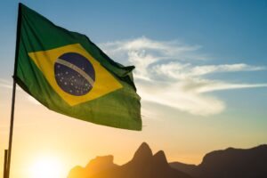 Bandeira do Brasil com montanhas ao fundo
