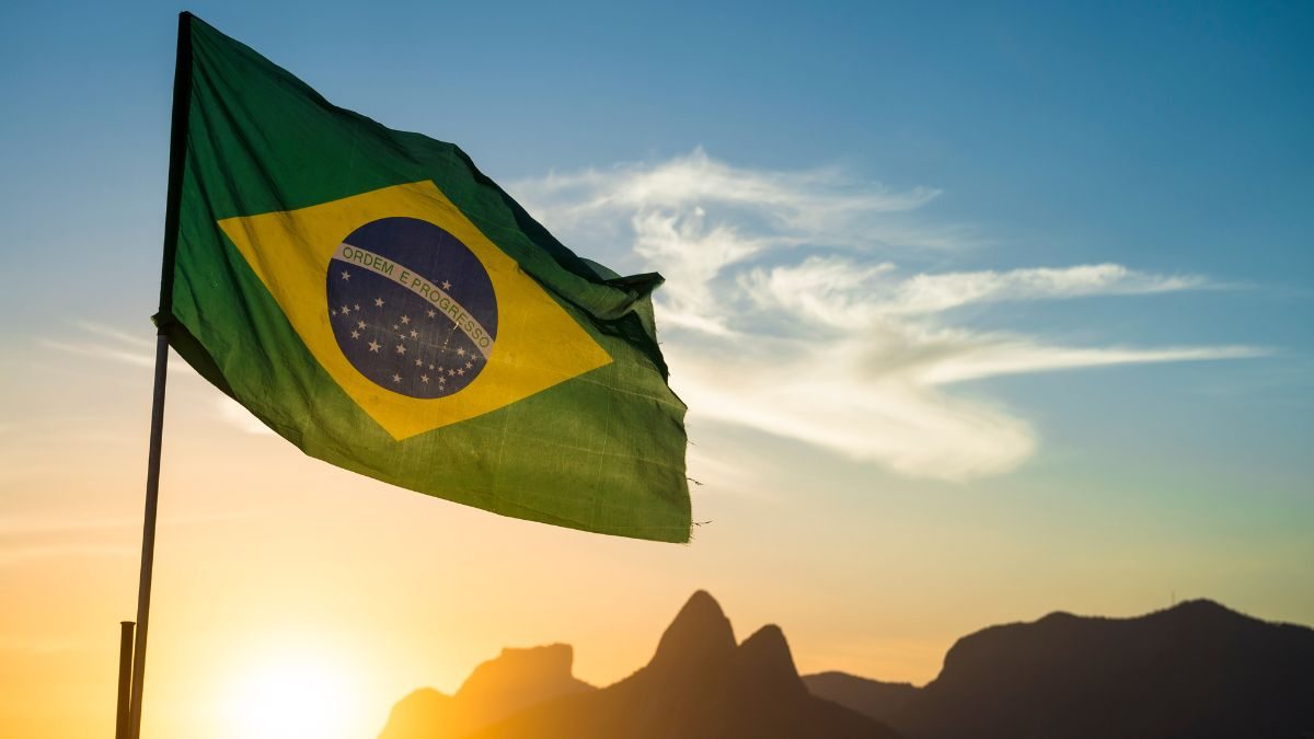 Bandeira do Brasil com montanhas ao fundo