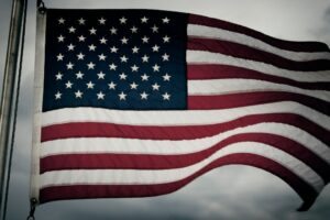 Bandeira dos Estados Unidos em um mastro