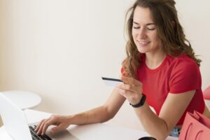 mulher com cartão de credito