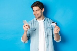 homem com cartão de crédito