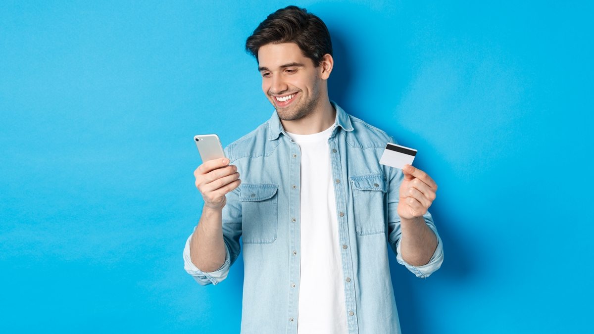homem com cartão de crédito