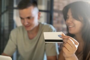 casal fazendo compras