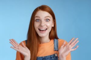 Garota feliz em um fundo azul