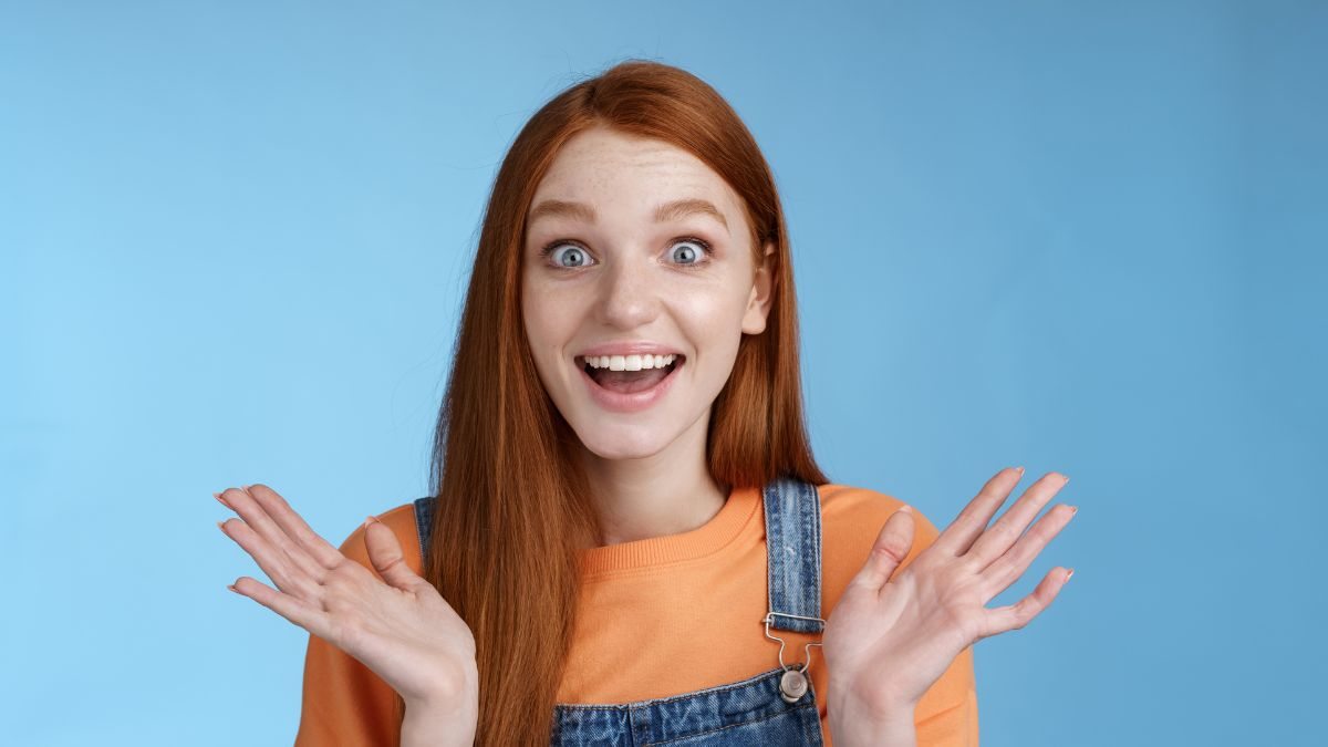 Garota feliz em um fundo azul
