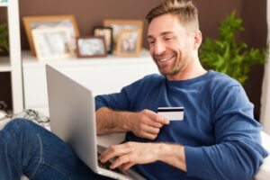Homem fazendo compras online