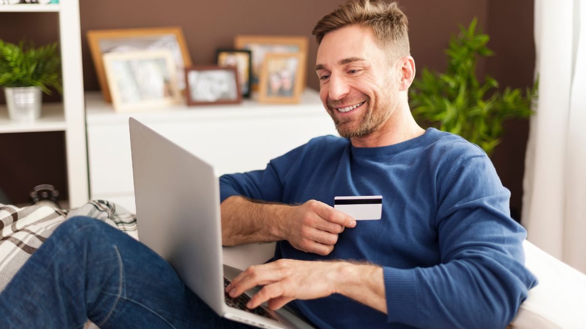 Homem fazendo compras online