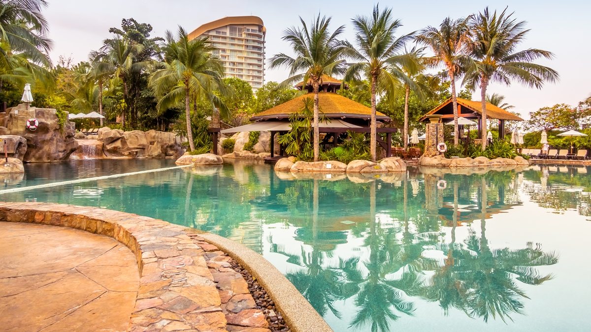 piscina com palmeiras