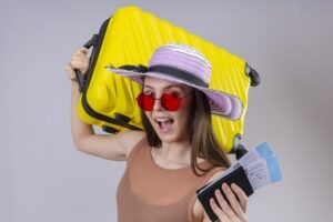 mulher indo viajar com passagens aereas e mala