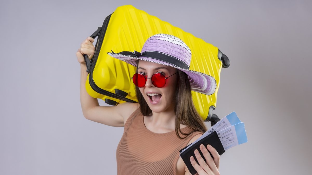 mulher indo viajar com passagens aereas e mala