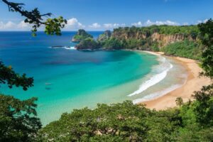 Praia brasileira que parece caribenha