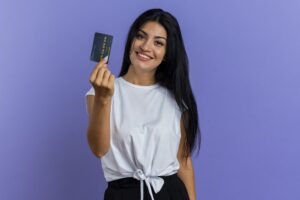 mulher segurando cartão de crédito