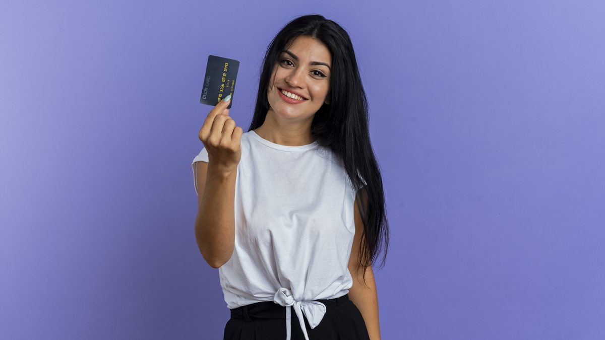 mulher segurando cartão de crédito