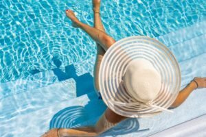 Relaxando na piscina do hotel