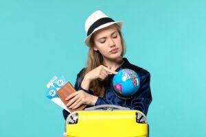 mulher com mala de viagem e passagens aereas