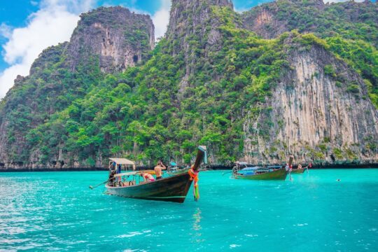 barco no mar azul tailandes