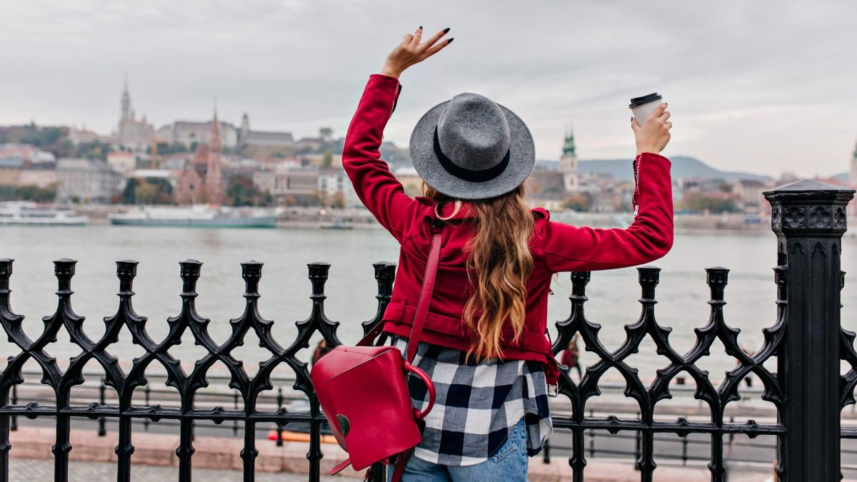 Turista viajando pela Europa