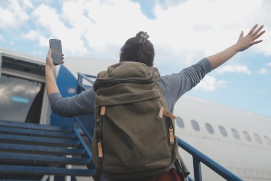 pessoa entrando no avião