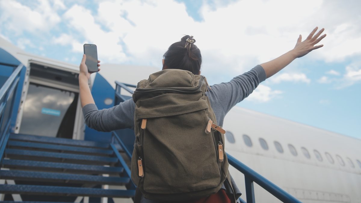 pessoa entrando no avião