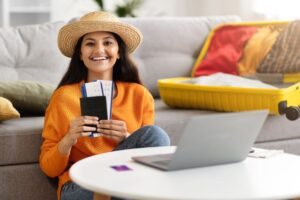 Viajante na frente do notebook