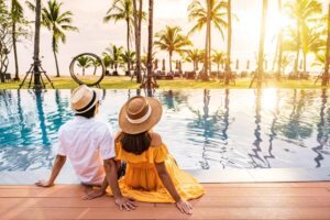casal na piscina do hotel