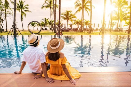 casal na piscina do hotel