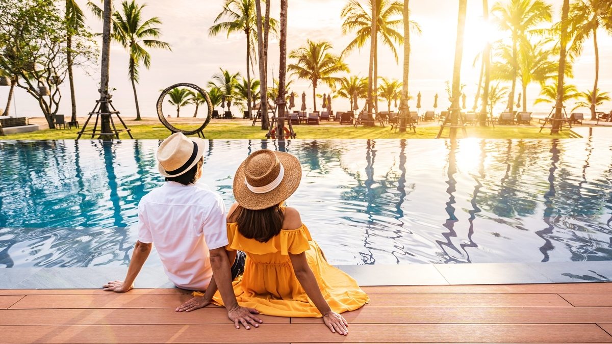 casal na piscina do hotel