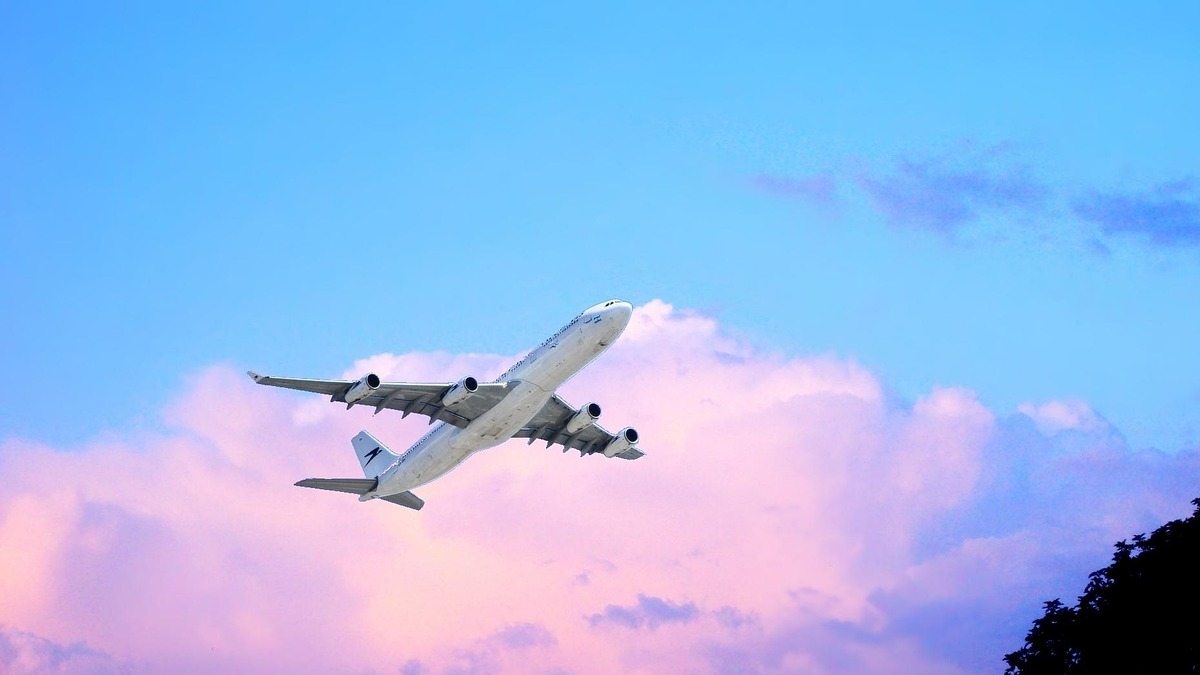 aviao no céu