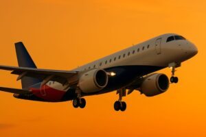 Avião voando no pôr do sol