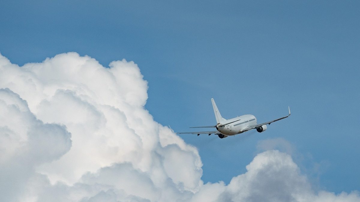 avião no céu