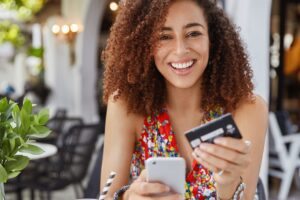 mulher fazendo compra