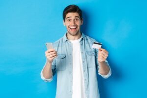 homem com cartão e celular