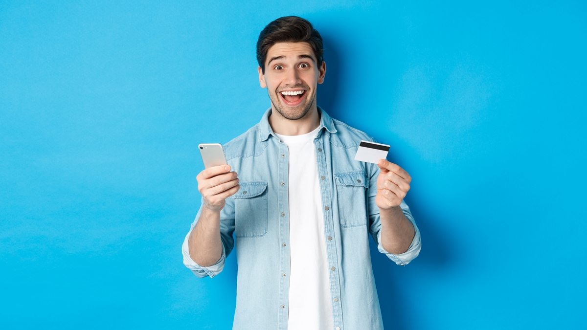 homem com cartão e celular