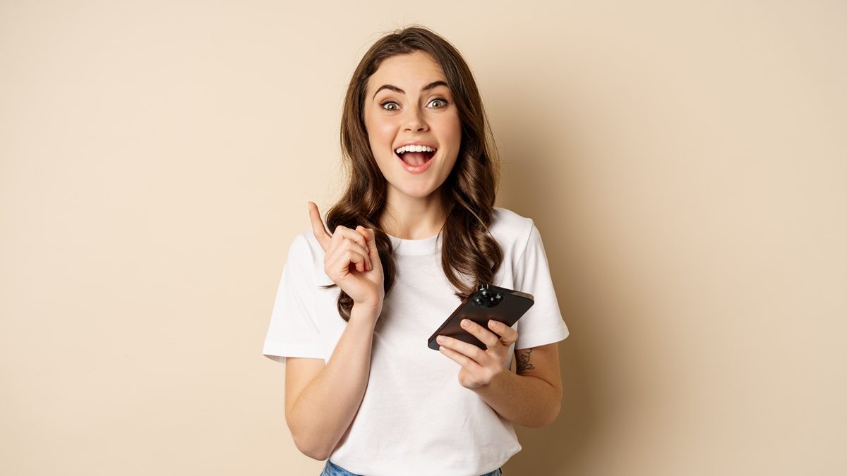 menina com celular