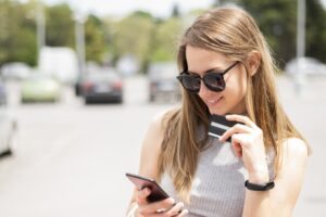 mulher fazendo compra