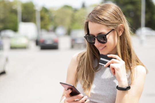 mulher fazendo compra