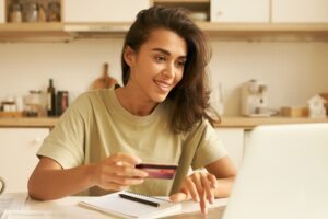 mulher fazendo compra