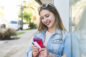 mulher com cartao de credito