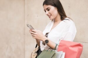 mulher fazendo compras no celular