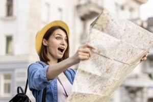 mulher com mapa de viagem