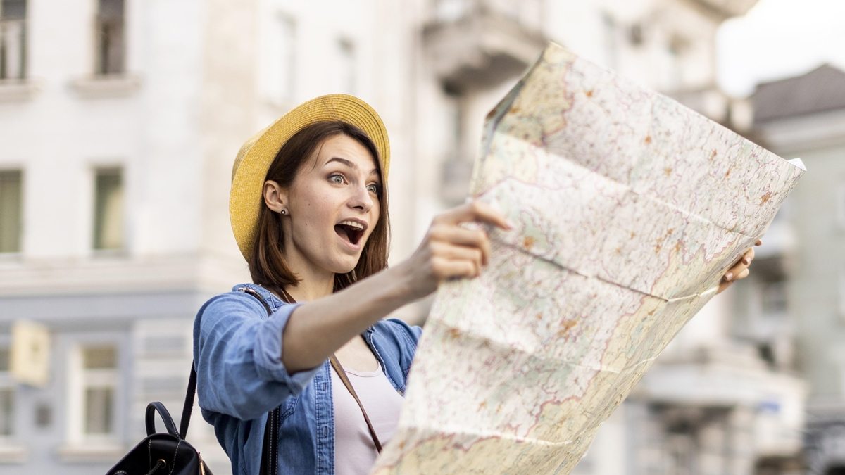 mulher com mapa de viagem