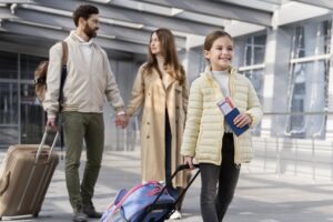 homem, mulher e criança com malas de viagem